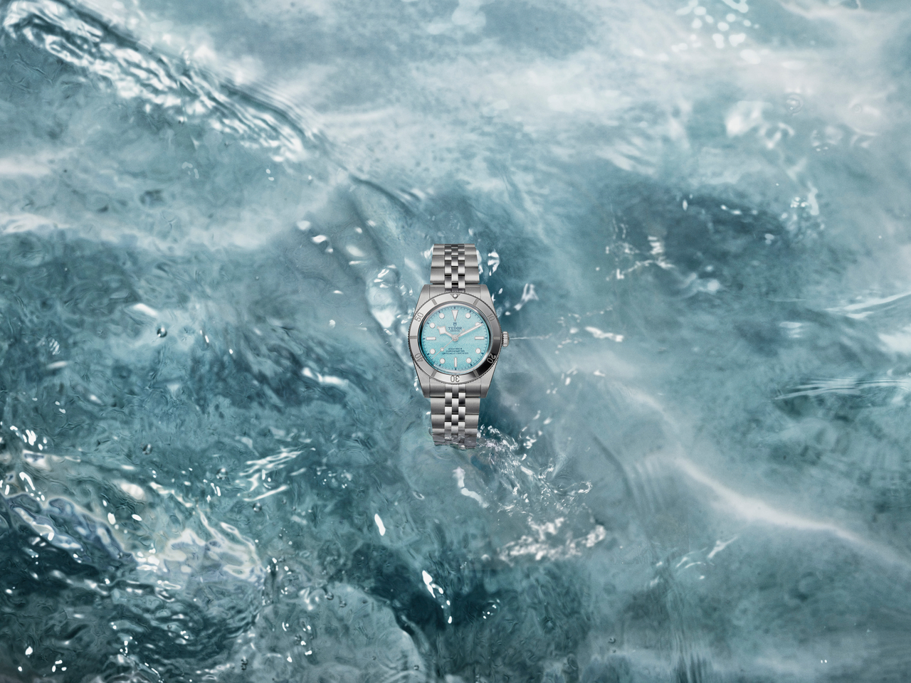 TUDOR_NP25_BlackBay54_LagoonBlue_Lifestyle_7