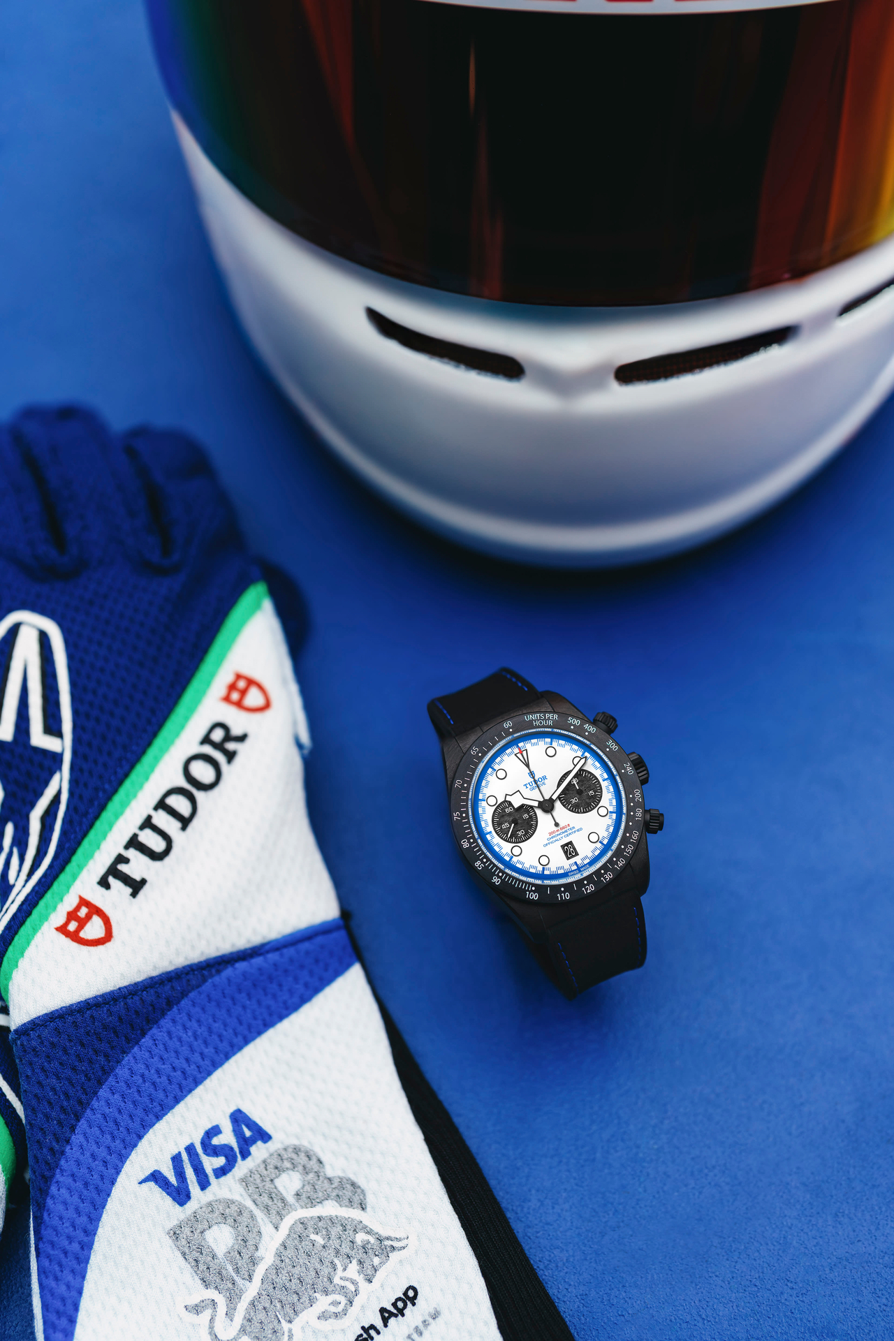 TUDOR_NP25_BlackBayChrono_Carbon25_Lifestyle-7