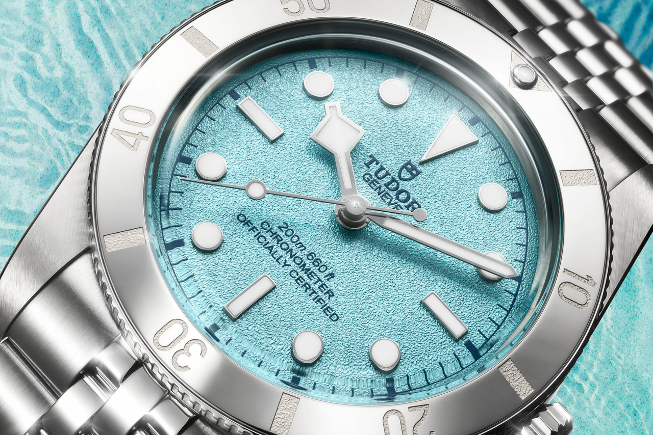 TUDOR_NP25_BlackBay54_LagoonBlue_Lifestyle_2