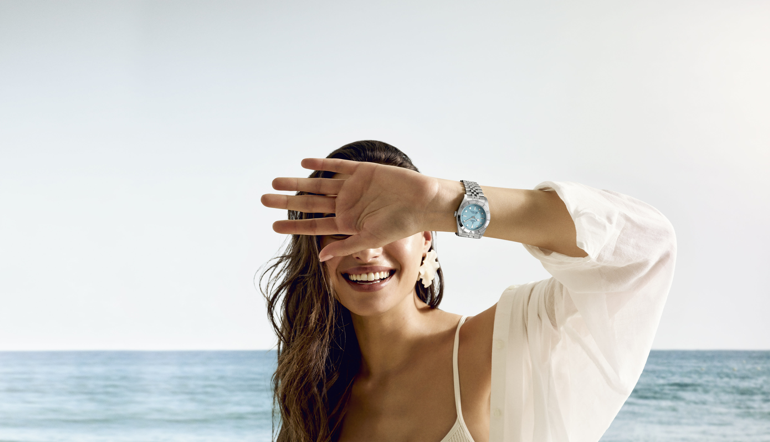 TUDOR_NP25_BlackBay54_LagoonBlue_Lifestyle_15